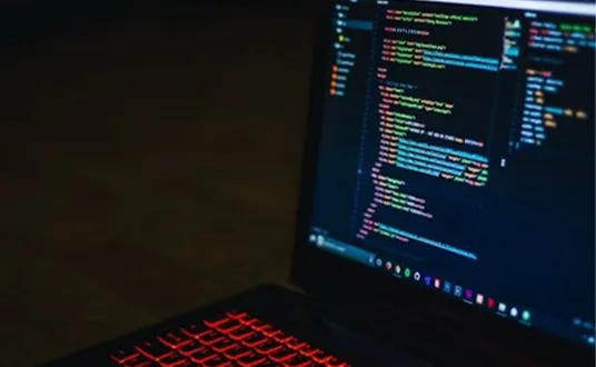 Laptop-Bildschirm, der Code darstellt als Symbolbild für Softwareentwicklung und eine technisch fundierte Softwareberatung durch Protiviti.